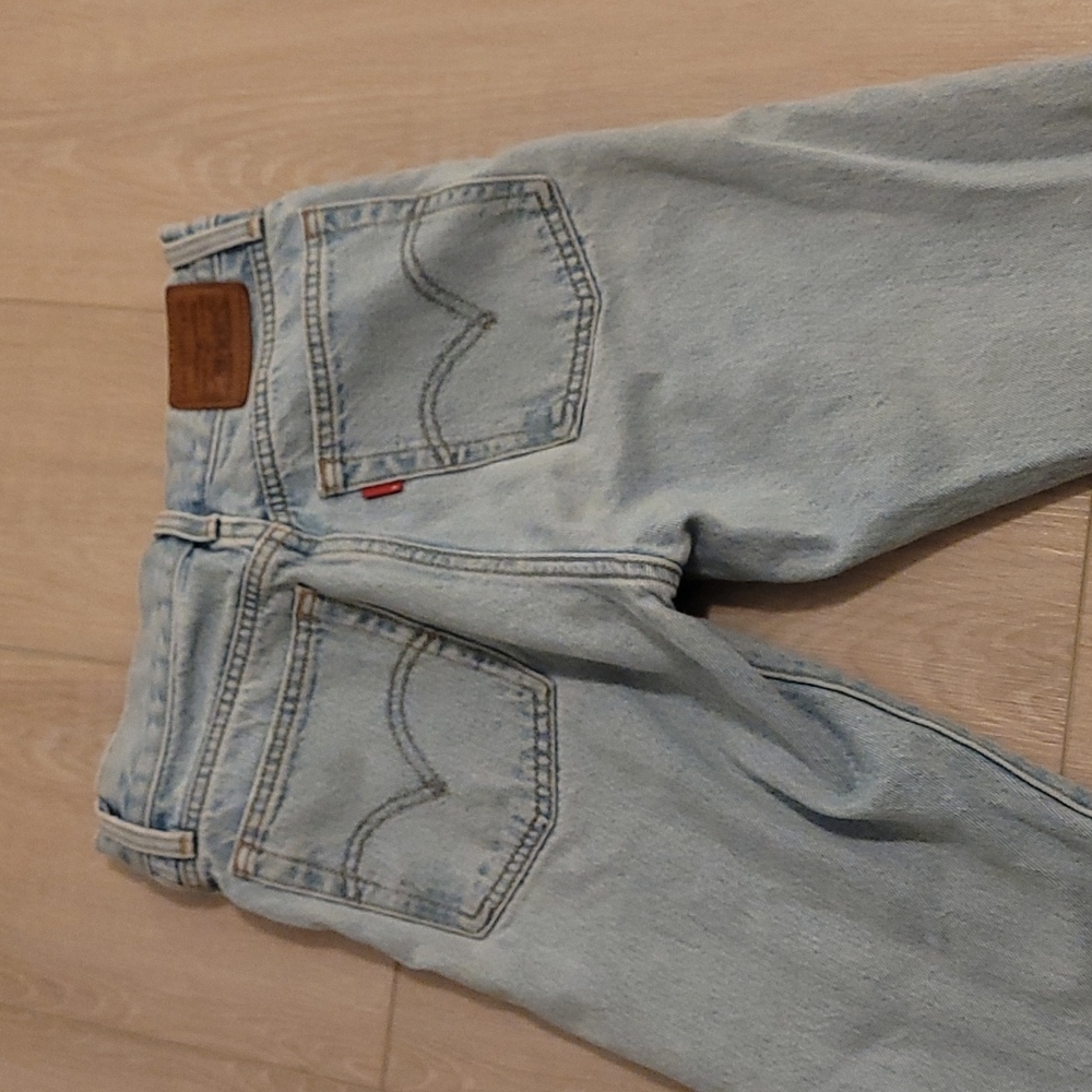 Levi wedgie ripped jeans